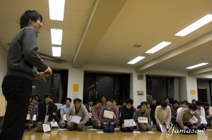 早稲田大学グリークラブの演奏にアドバイスをする学生指揮者