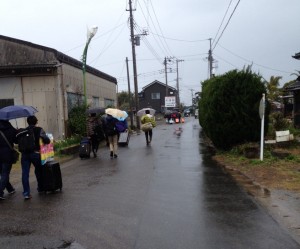 雨の中宿に向かう団員達